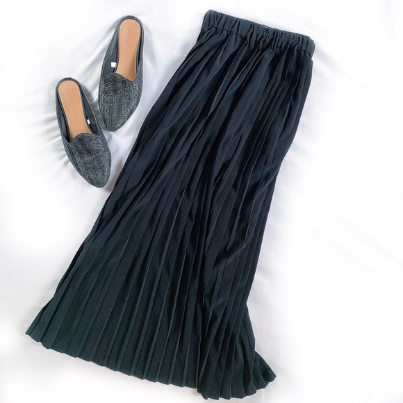 Banana Republic Dresses & Skirts - Banana Republic Black Pleated Skirt